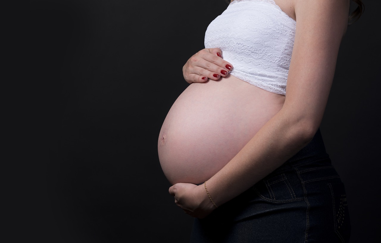 הבטיחות של לק ג'ל לנשים בהריון עדיין לא ברורה עקב מחקר מוגבל.